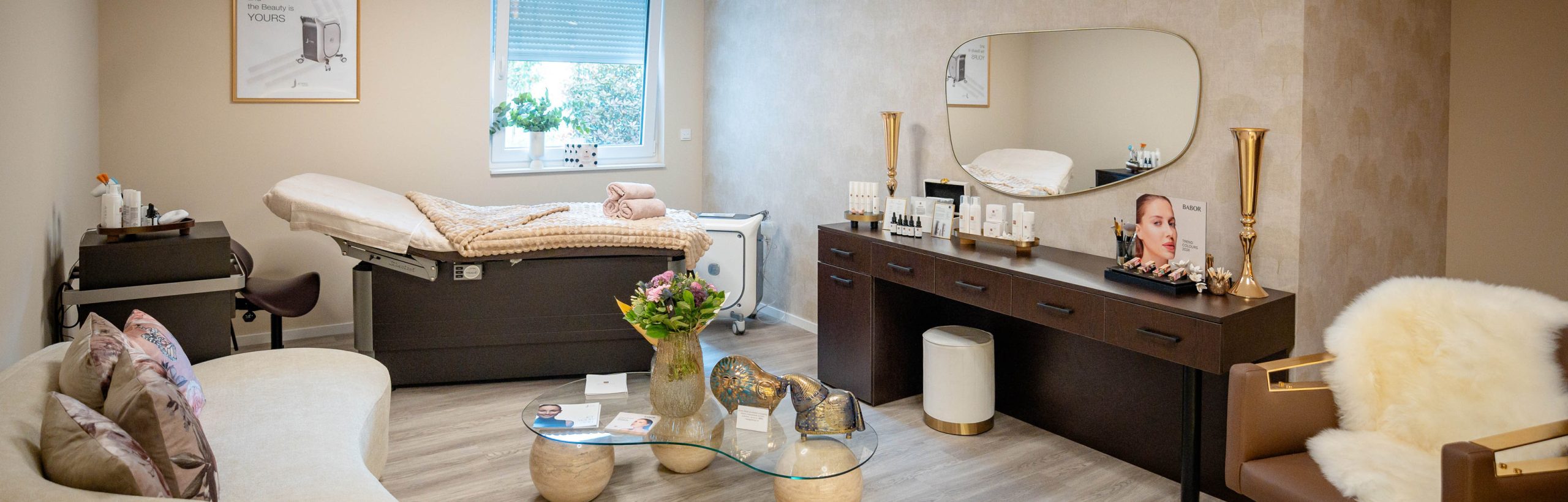 Blick in den Behandlungsraum von FH Aesthetics mit Kosmetikliege.