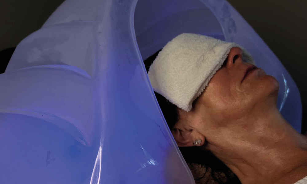 Headspa Behandlung. Kundin liegt in Headspa und hat Tuch auf den Augen.